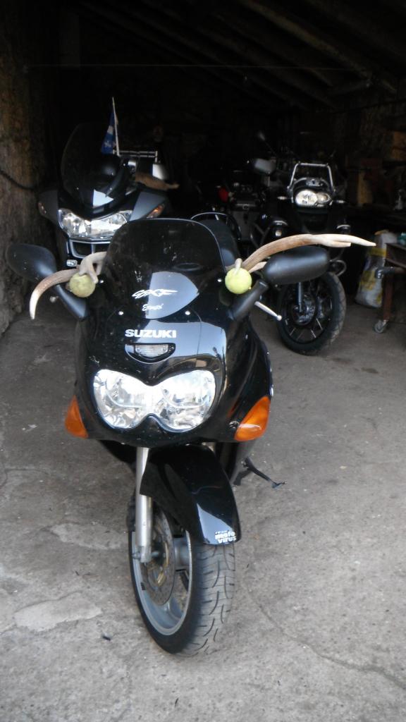 Des lutins malicieux ont fait une nouvelle moto pour Rémy cette nuit !